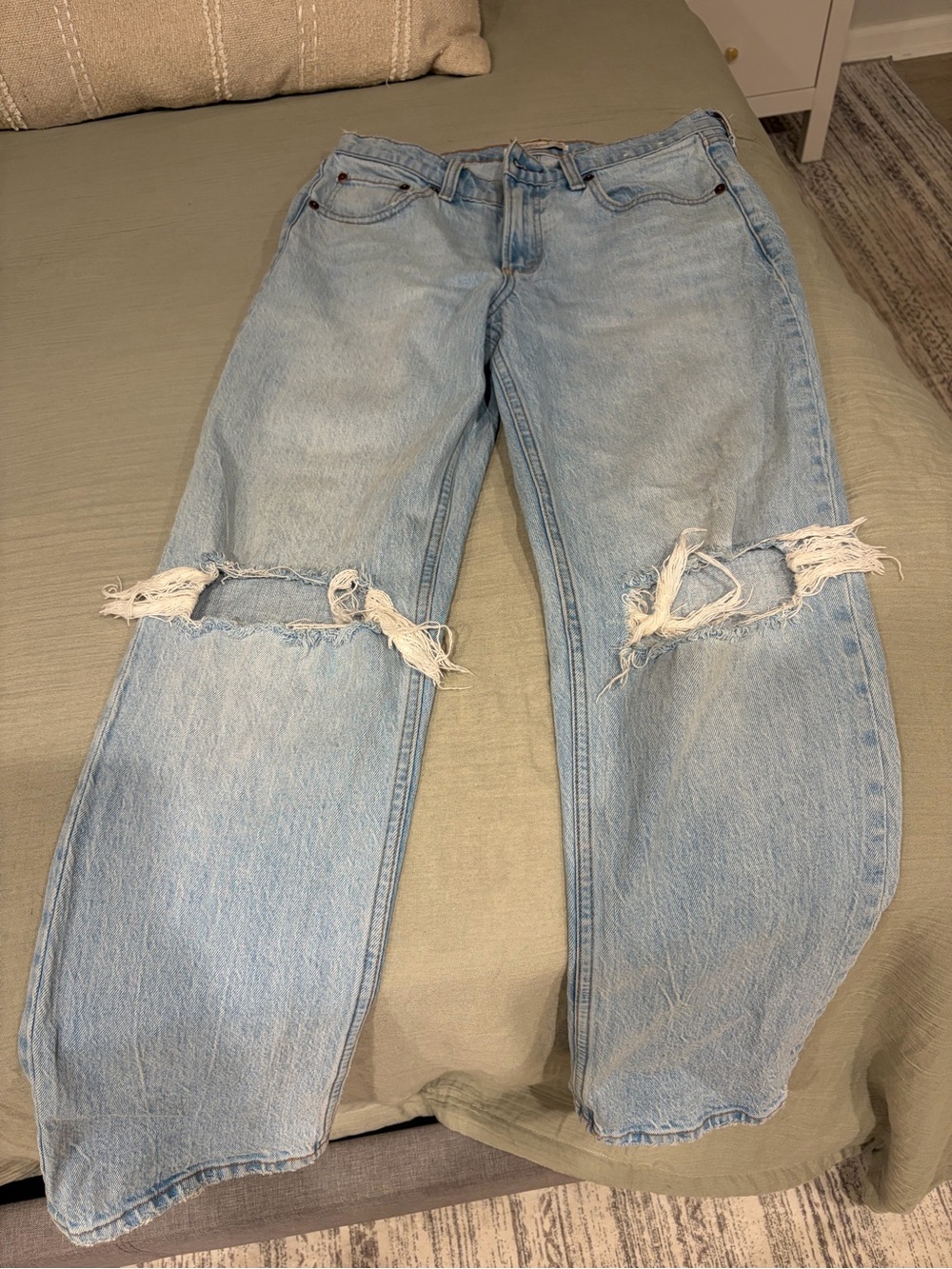 Abercrombie & Fitch Light Destroy Mid Rise 90s Straight Jeans